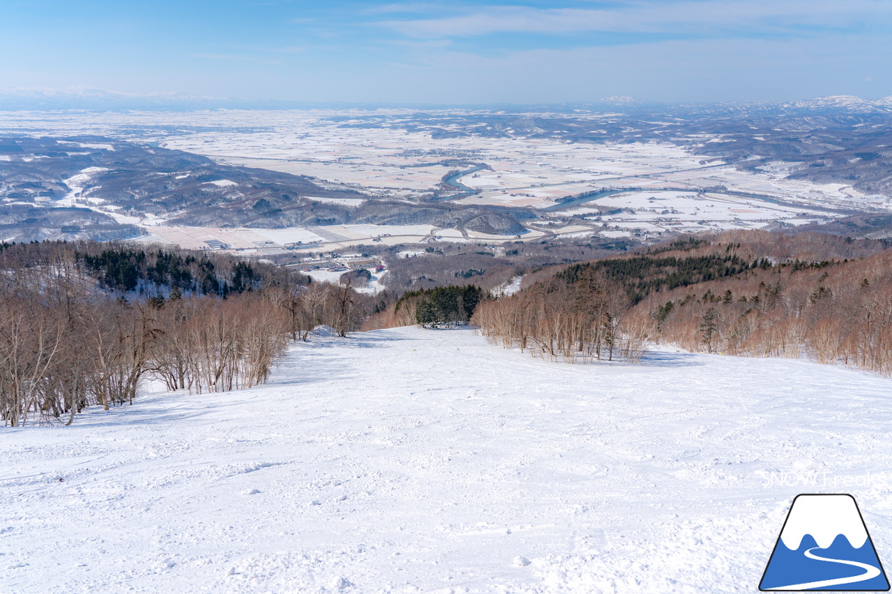 カムイスキーリンクス｜山頂から山麓までゲレンデには積雪たっぷり＆最新の自動券売機導入でチケット購入時の待ち時間も短縮。最高に気持ちの良い春スキーを楽しみましょう(^_-)-☆